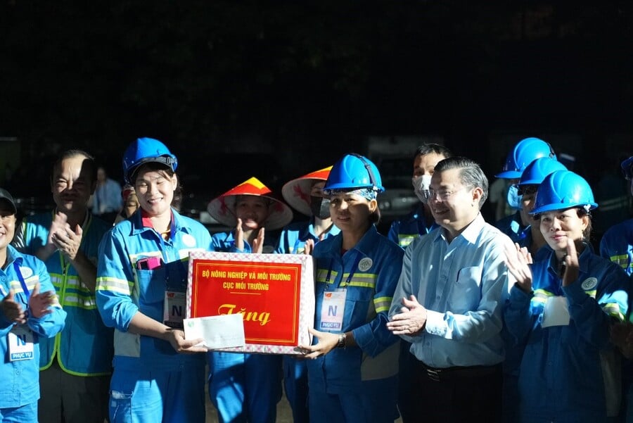 Phó Cục trưởng Cục Môi trường Hồ Kiên Trung chia sẻ với các lực lượng tình nguyện về việc dặn dò bà con khi chờ xem diễu binh thì chủ động thu gom rác của mình và đưa đến nơi quy định, tránh vứt rác bừa bãi