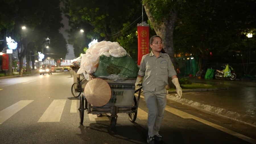 Lực lượng công nhân vệ sinh môi trường làm việc bất kể ngày đêm, nắng mưa