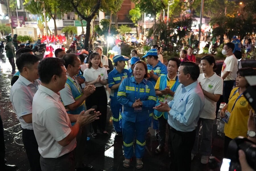 Chị Phạm Thị Hòa – nhân viên Công ty TNHH MTV Môi trường Đô thị Hà Nội cảm thấy vinh dự và tự hào khi được góp sức trong dịp đại lễ A80