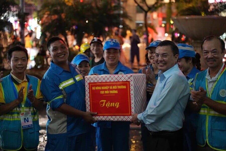 Cục trưởng Cục Môi trường Hoàng Văn Thức trao quà cho công nhân vệ sinh môi trường tại Ga Cát Linh