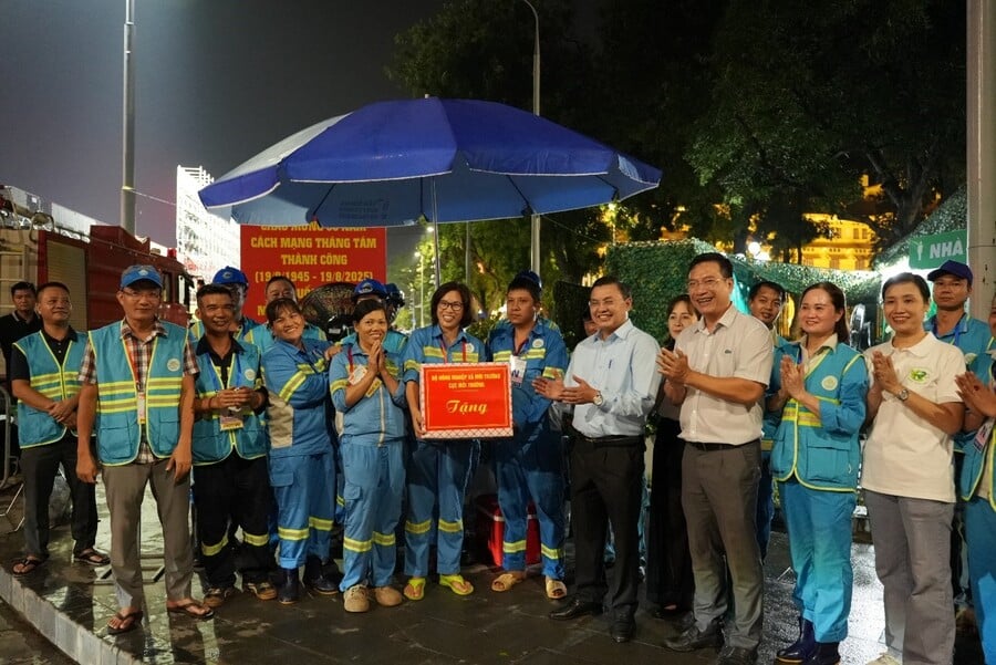 Chị Chu Thị Tuyết (giữa), Phó Giám đốc Chi nhánh Urenco Cầu Diễn đại diện cán bộ công nhân nhận quà của Cục Môi trường