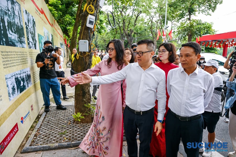 Các đại biểu tham quan triển lãm 