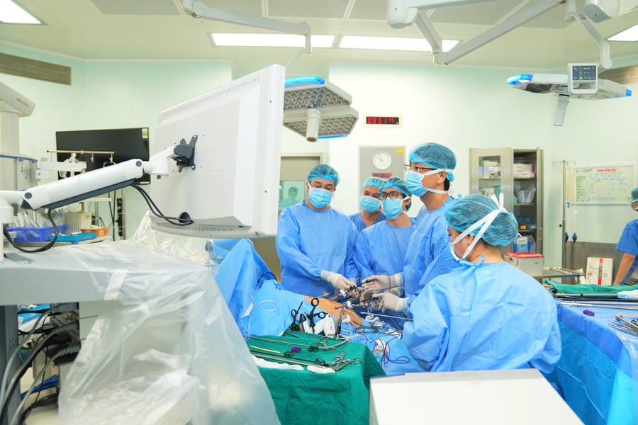 Các bác sĩ tiến hành ghép gan cấp cứu cho bệnh nhân N.H.V (Ảnh BVCC)