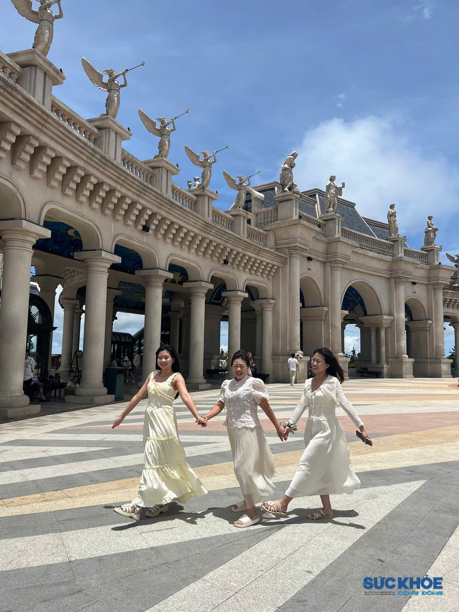 Du khách check in trên đỉnh Bà Nà (Đà Nẵng)