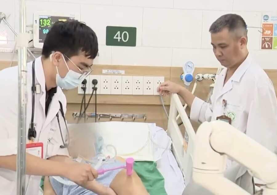 Các bác sĩ Trung tâm Chống độc kiểm tra phản xạ cơ cho bệnh nhân (ảnh BVCC)