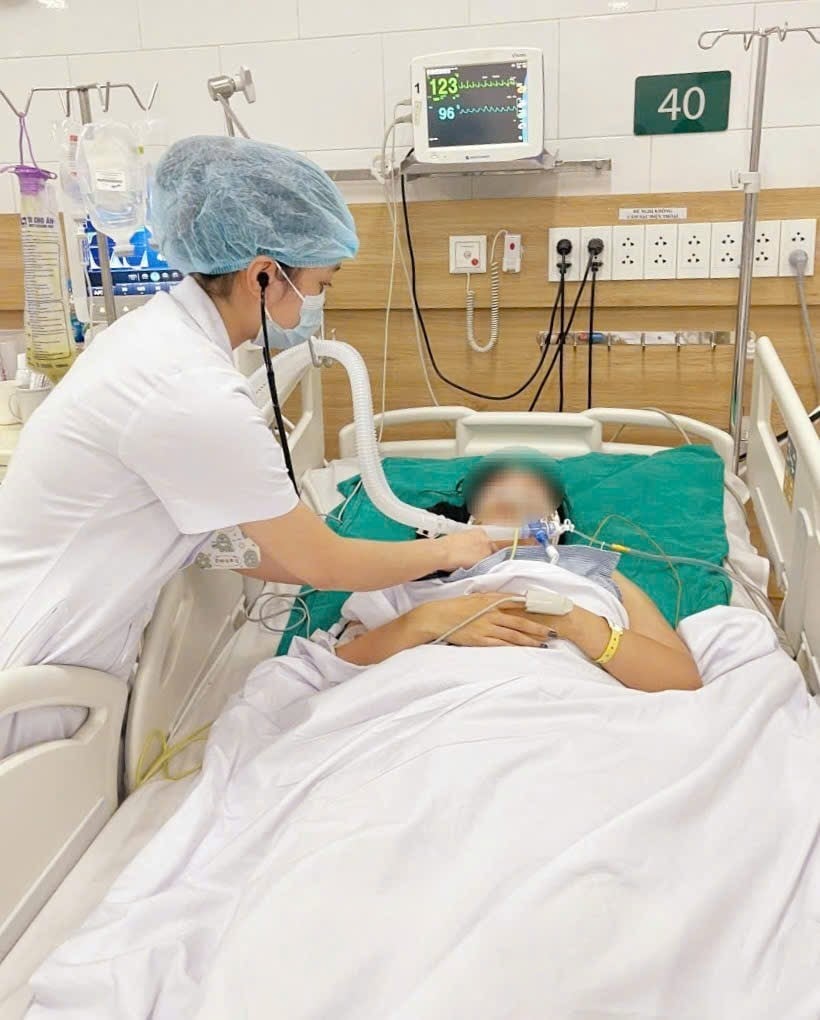 Bệnh nhân phải thở máy và phụ thuộc vào sự chăm sóc của người khác (Ảnh BVCC)