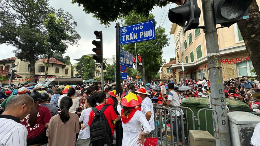 Tuyến phố Trần Phú và phố Chu Văn An cực kì đông đúc.