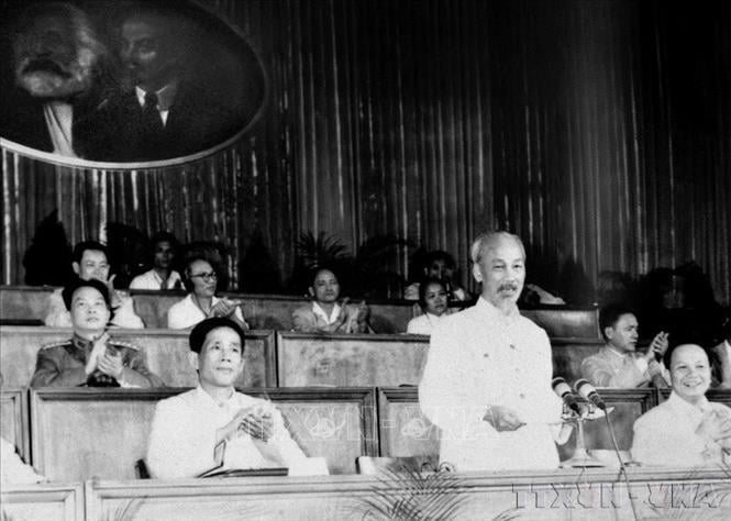 Đại hội đại biểu Đảng Cộng sản Việt Nam lần thứ III được tổ chức từ ngày 5-10/9/1960 tại Hà Nội, quyết định đường lối cách mạng XHCN và xây dựng CHXH ở miền Bắc, đấu tranh giải phóng miền Nam, thống nhất đất nước. Trong ảnh: Chủ tịch Hồ Chí Minh phát biểu tại Đại hội III của Đảng (Ảnh: TTXVN)