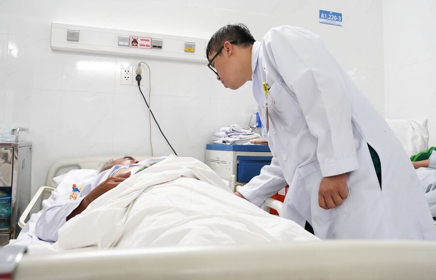 Bệnh nhân ông N.T.H đang được chăm sóc tích cực sau phẫu thuật và đang hồi phục nhanh