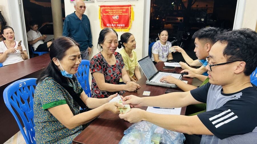 Người dân háo hức đến nhận quà Tết Độc lập của Đảng và Nhà nước tại phường Hạc Thành