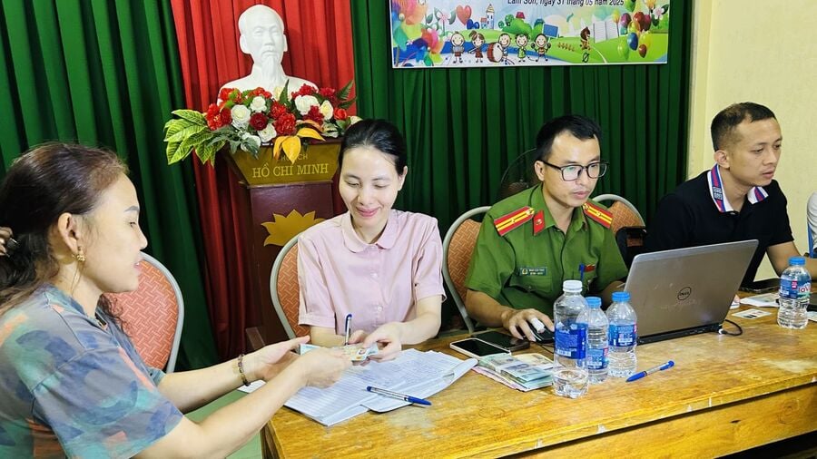 Tổ công tác của phường Hạc Thành trao quà Tết Độc lập cho người dân