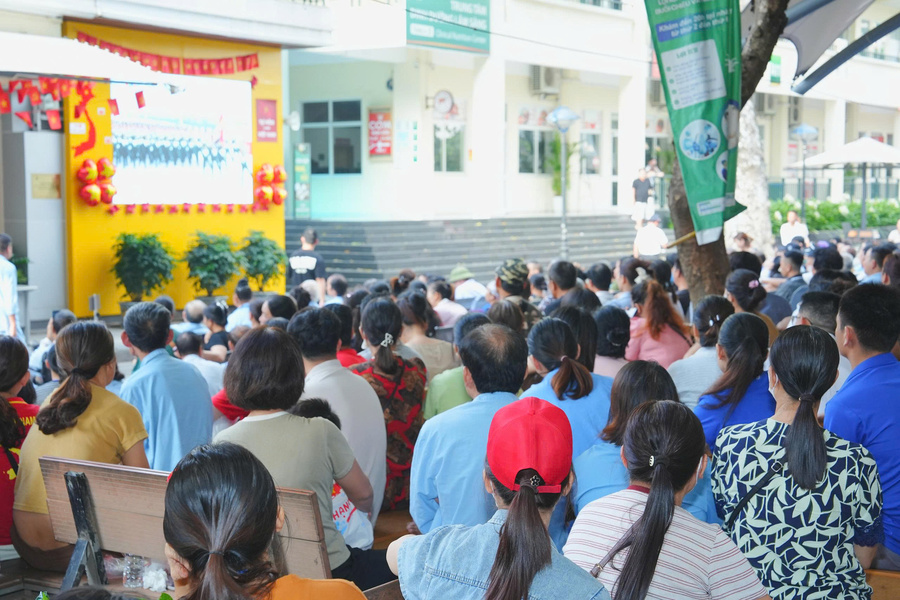 Bệnh nhân và người nhà quan sát lễ diễu binh, diễu hành kỷ niệm 80 năm Cách mạng Tháng Tám và Quốc khánh 2/9 qua màn hình lớn tại bệnh viện Bạch Mai trong sáng ngày 2/9.