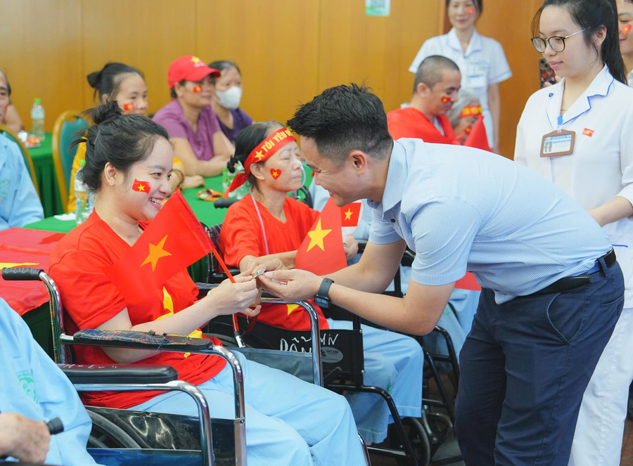 Những lời thăm hỏi, động viên kịp thời của ban lãnh đạo bệnh viện Bạch Mai gửi tới những người đang chiến đấu với bệnh tật tại Bệnh viện