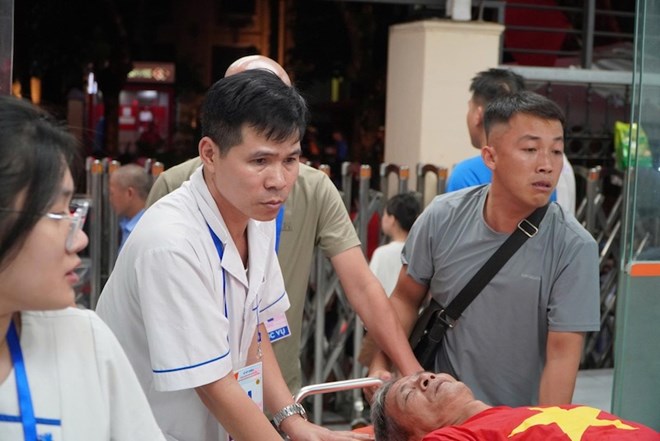 Các y bác sĩ đưa người dân chờ xem diễu binh vào cấp cứu tại Bệnh viện đa khoa Xanh Pôn đêm 1/9 (Ảnh: Anh Đức - Hà Nội Mới)