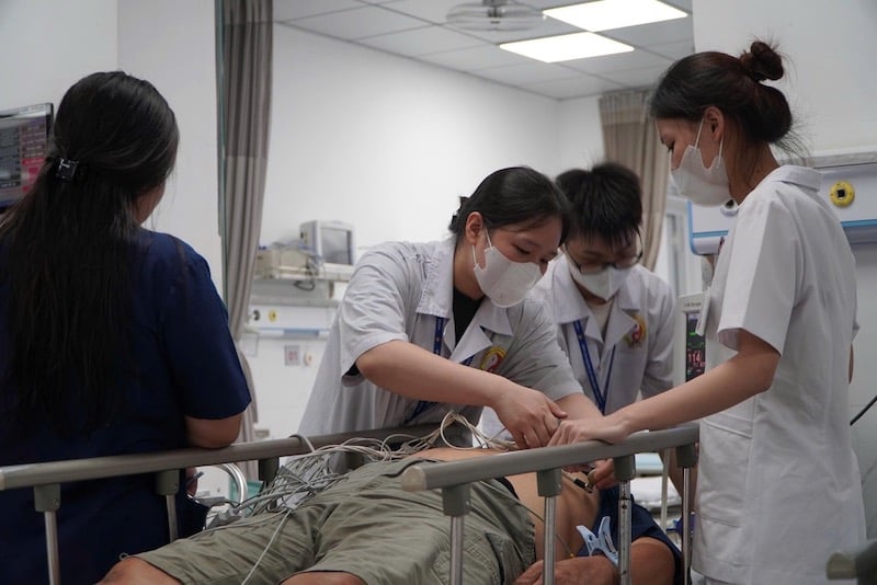 Khoa Cấp cứu BVĐK Xanh Pôn liên tục tiếp nhận các trường hợp choáng, ngất, mệt lả, chấn thương... khi đang chờ đón lễ duyệt binh A80 tại các khu phố trung tâm (Ảnh: Anh Đức)