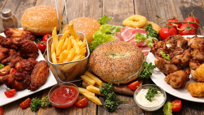 Đồ ăn nhanh là một trong những nguyên nhân dẫn đến mỡ máu cao