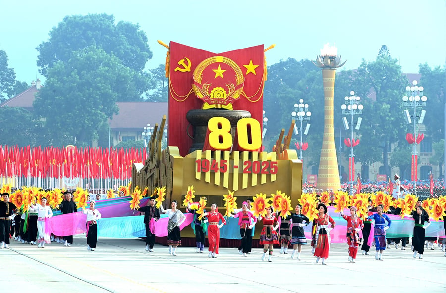 Hơn ba vạn người, trong đó có các khối quân đội, công an, lực lượng dân quân, thanh niên, học sinh, đồng loạt bước đều trên quảng trường lịch sử