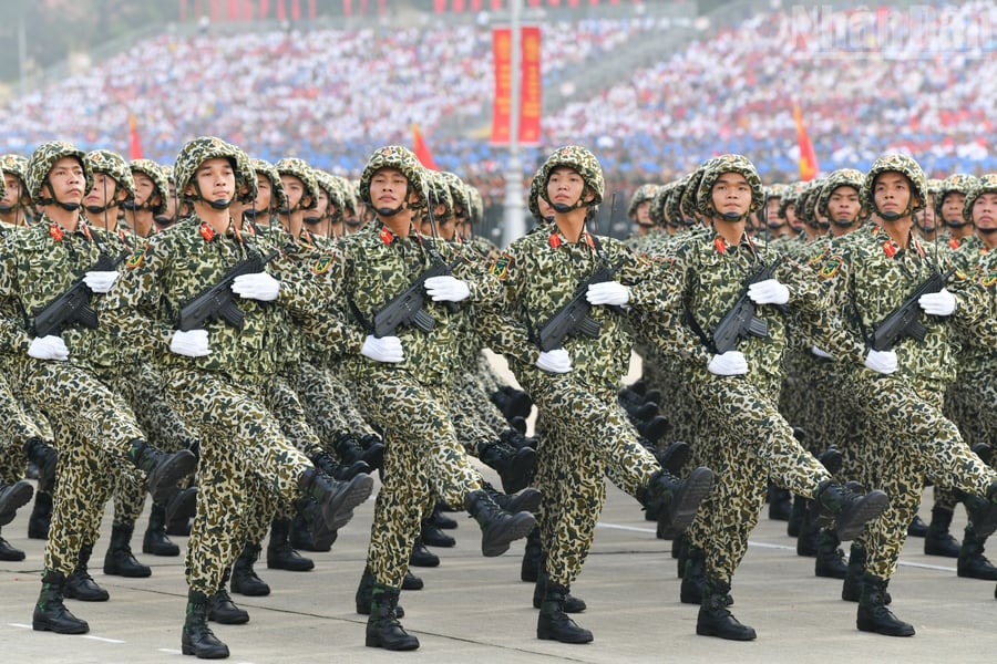 Khối chiến sĩ Bộ binh tiến vào Lễ đài
