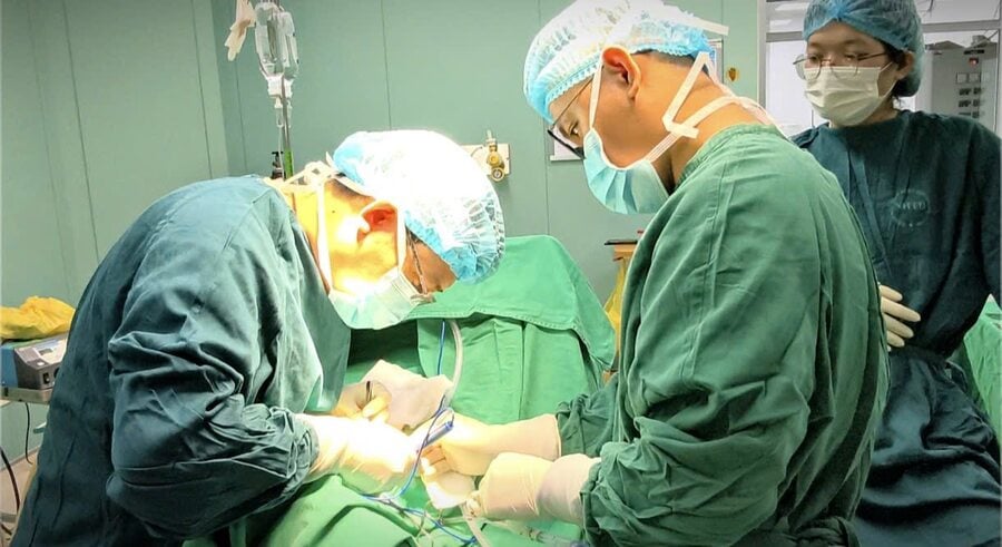 Các bác sĩ Bệnh viện Nhiệt đới Trung ương thực hiện phẫu thuật u góc hàm cho ông V.