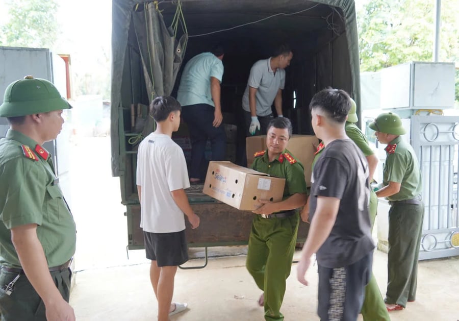 Công an Thanh Hóa tăng cường đưa cán bộ và nhu yếu phẩm lên xã Yên Nhân hỗ trợ người dân