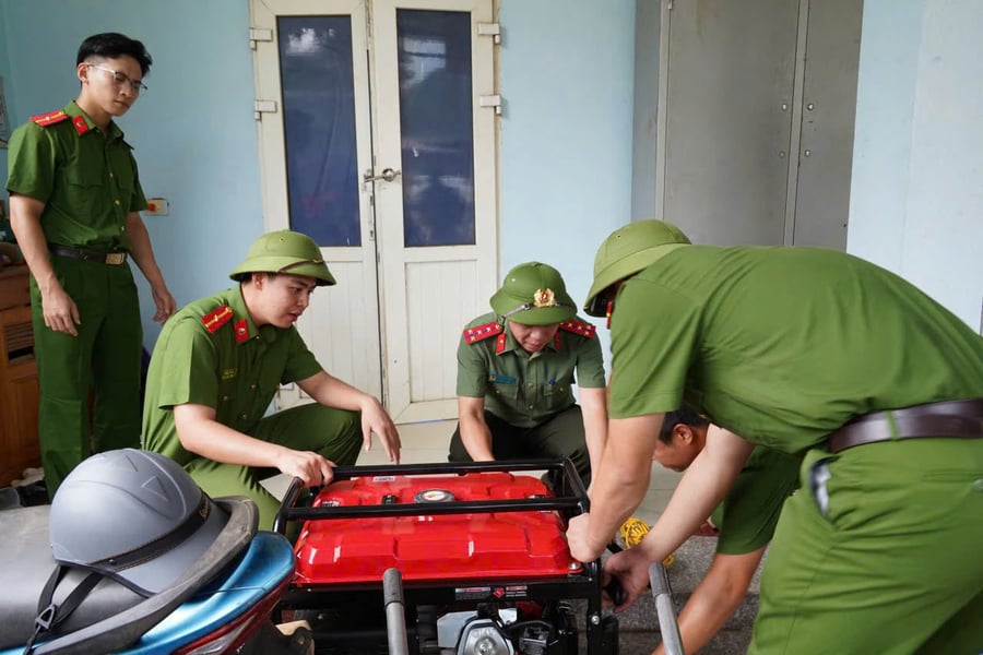 Các chiến sĩ công an hỗ trợ tạm thời xử dụng máy phát điện cho người dân 