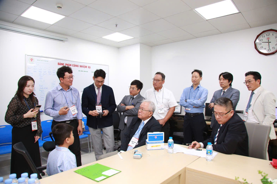 GS. Rong Min Baek - Chủ tịch Hội Phẫu thuật “Vì nụ cười trẻ thơ” Hàn Quốc trực tiếp thăm khám tại Bệnh viện TWQĐ 108