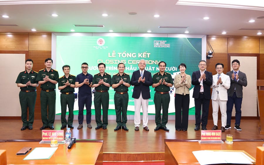 Ban Giám đốc Bệnh viện TWQĐ 108 chụp ảnh kỷ niệm cùng Hội Phẫu thuật “Vì nụ cười trẻ thơ” Hàn Quốc tại Lễ tổng kết chương trình phẫu thuật nụ cười
