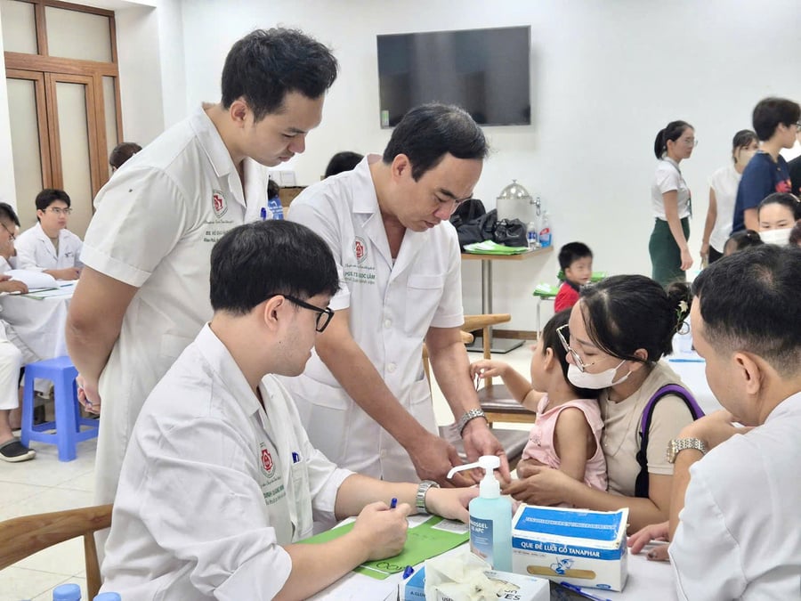 Thiếu tướng, PGS,TS,TTƯT Vũ Ngọc Lâm - Phó Giám đốc Bệnh viện TWQĐ 108 thăm khám cho trẻ em trong chương trình