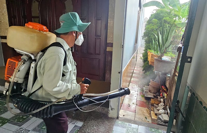 Nhân viên y tế phun thuốc diệt muỗi ở phường Bình Thủy, TP. Cần Thơ