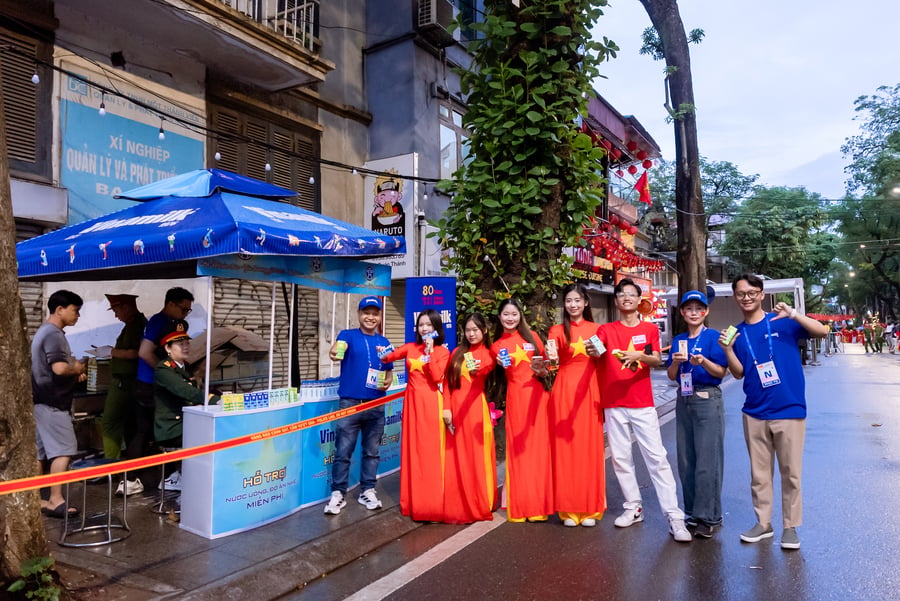 Vinamilk trân trọng trao những món quà dinh dưỡng. (Ảnh: Vi Nam)
