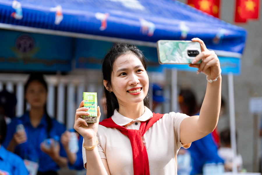 Các bạn trẻ tranh thủ selfie với các sản phẩm dinh dưỡng của Vinamilk. (Ảnh: Vi Nam)
