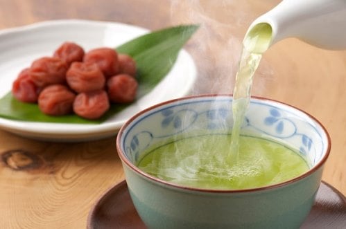 Chỉ nên uống nước lá vối pha trong ngày (Ảnh minh họa)