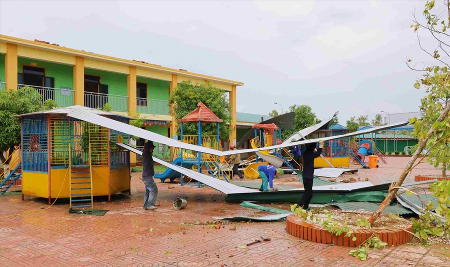 Các đơn vị trường học trên địa bàn xã Hưng Nguyên (tỉnh Nghệ An) khắc phục thiệt hại sau bão số 5