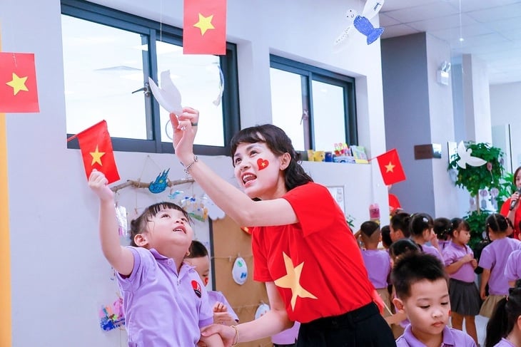Cô trò Trường TH&THCS Marie Curie (Hà Nội) trong buổi tựu trường