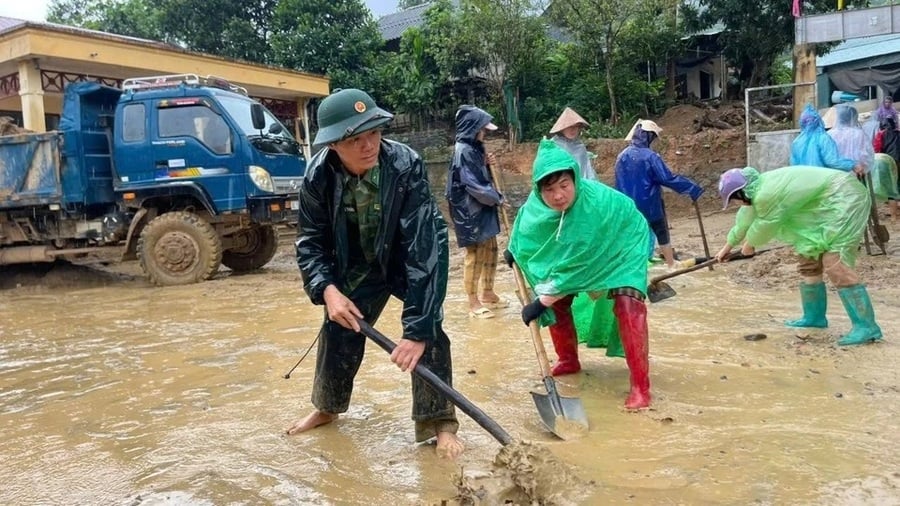 Cán bộ, giáo viên ở xã Tam Thanh cùng dọn dẹp trường để chuẩn bị khai giảng năm học mới. Ảnh: Bộ đội Biên phòng tỉnh Thanh Hóa