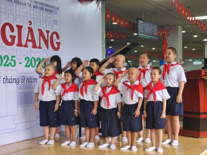 Các bệnh nhi đồng thanh hát Quốc ca trong lễ khai giảng sáng ngày 4/9