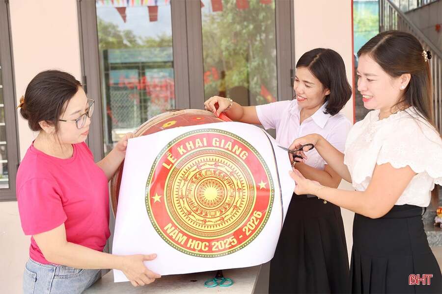 Tại Trường Tiểu học Hà Huy Tập (phường Thành Sen, Hà Tĩnh), công tác chuẩn bị đã được tiến hành kỹ lưỡng từ nhiều ngày trước. Sân trường được quét dọn sạch sẽ, các hàng ghế ngay ngắn, cờ hoa rực rỡ…