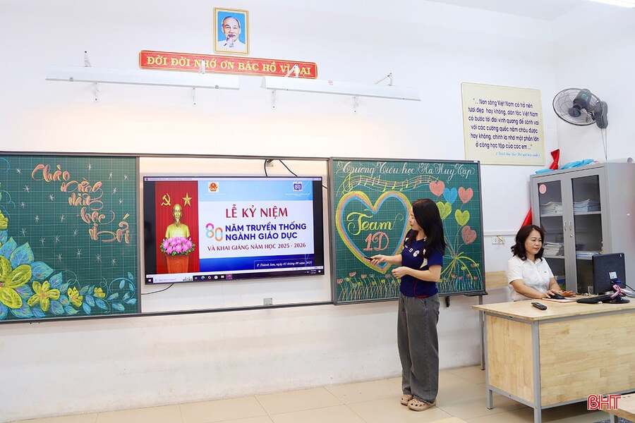 Tại Trường Tiểu học Hà Huy Tập (phường Thành Sen), công tác chuẩn bị đã được tiến hành kỹ lưỡng từ nhiều ngày trước. Sân trường được quét dọn sạch sẽ, các hàng ghế ngay ngắn, cờ hoa rực rỡ…