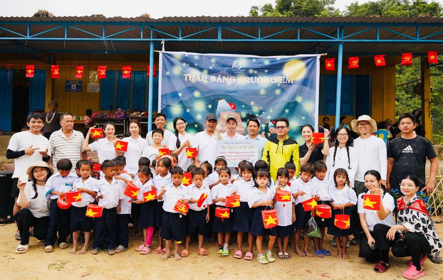 Không khí chuẩn bị lễ khai giảng năm học mới tại điểm Trường Phổ thông dân tộc bán trú Tiểu học và THCS Trà Vân ở thôn 6B, xã Trà Vân (TP Đà Nẵng)