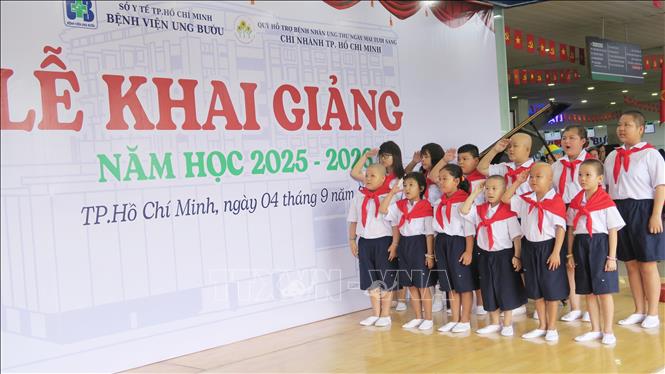 Lễ khai giảng lớp học Hoa hướng dương tại Bệnh viện Ung bướu TP. Hồ Chí Minh (Ảnh TTXVN)