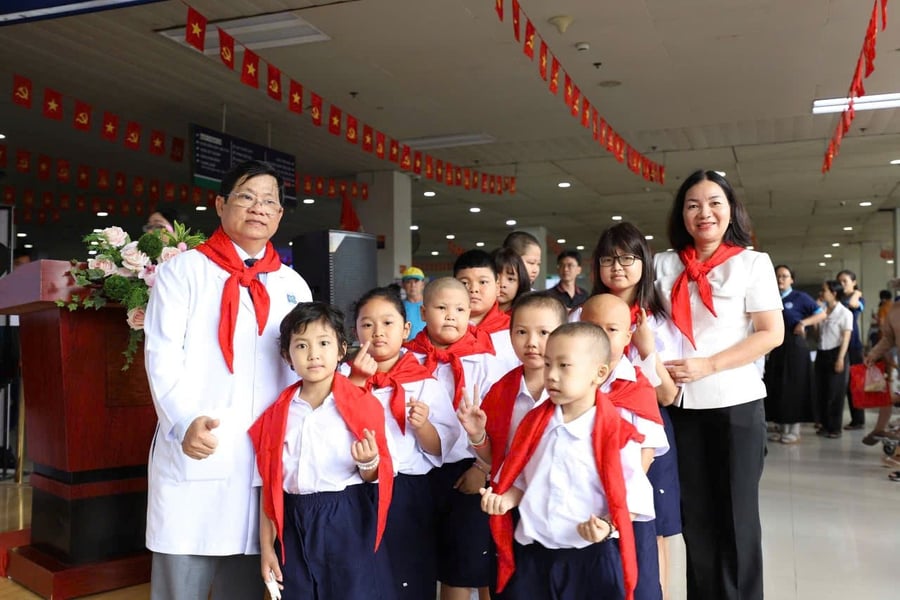 Bà Trương Thị Bích Hạnh - Ủy viên Ban Thường vụ Thành ủy, Phó chủ tịch thường trực Ủy ban Mặt trận tổ quốc TP. Hồ Chí Minh thăm hỏi các em