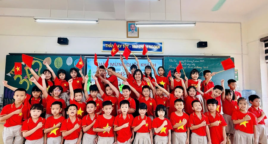 Cô và trò Trường Tiểu học Trung Yên hân hoan chào mừng Quốc khánh 2/9 và năm học mới