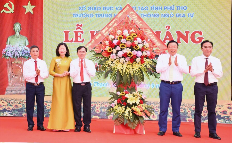  Phó Chủ tịch UBND tỉnh Nguyễn Huy Ngọc tặng hoa chúc mừng thầy và trò Trường THPT Ngô Gia Tự