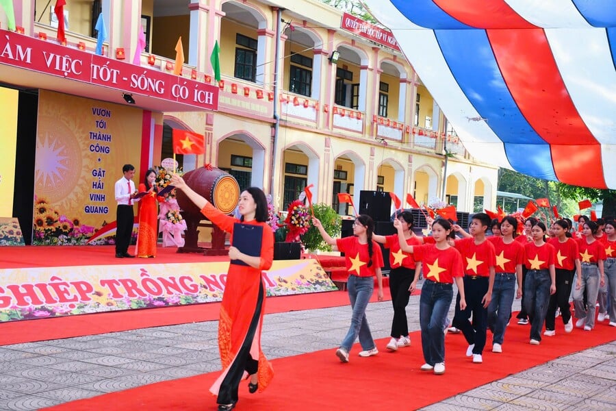 Các em học sinh khối 10 hân hoan bước vào năm học mới