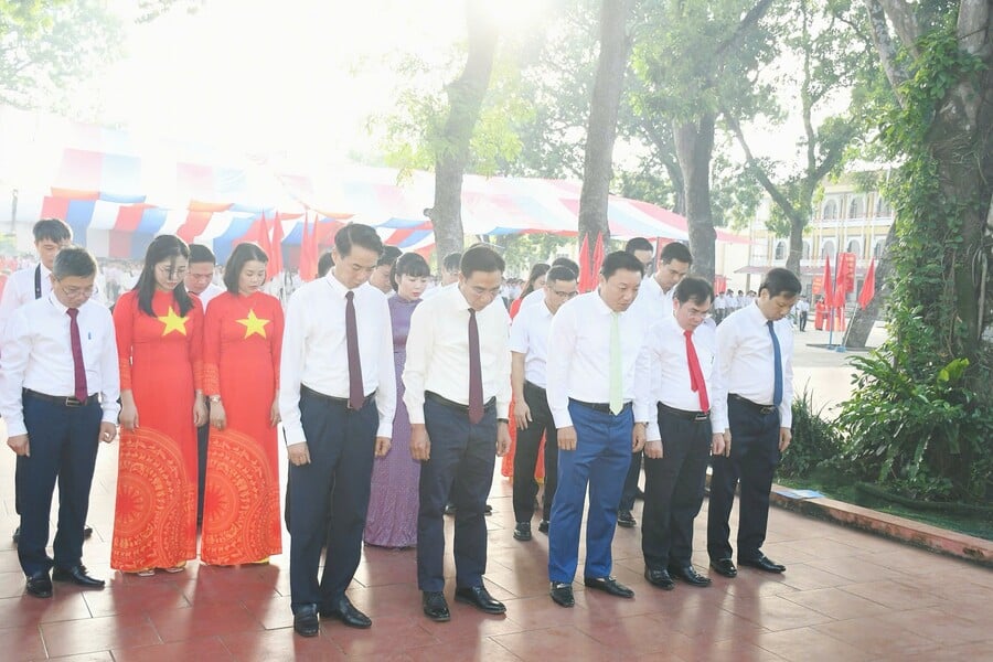 Phó Chủ tịch UBND tỉnh Nguyễn Huy Ngọc cùng các đại biểu tưởng niệm các giáo viên, học sinh hy sinh trong kháng chiến tại Đài tưởng niệm