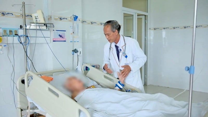 Bác sĩ Bệnh viện đa khoa Xuyên Á Tây Ninh thăm khám bệnh nhân bị rắn cắn (Ảnh: BVCC)