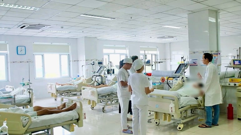 Y bác sĩ Bệnh viện Đa khoa Xuyên Á Tây Ninh theo dõi sức khỏe một ca bị rắn cắn (Ảnh: BVCC)