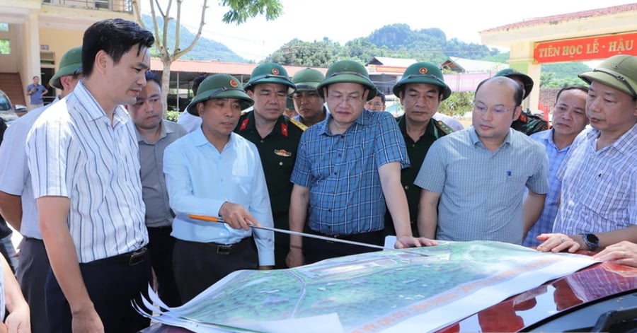 Đoàn công tác kiểm tra địa điểm xây dựng Trường nội trú liên cấp tiểu học – trung học cơ sở Bát Mọt