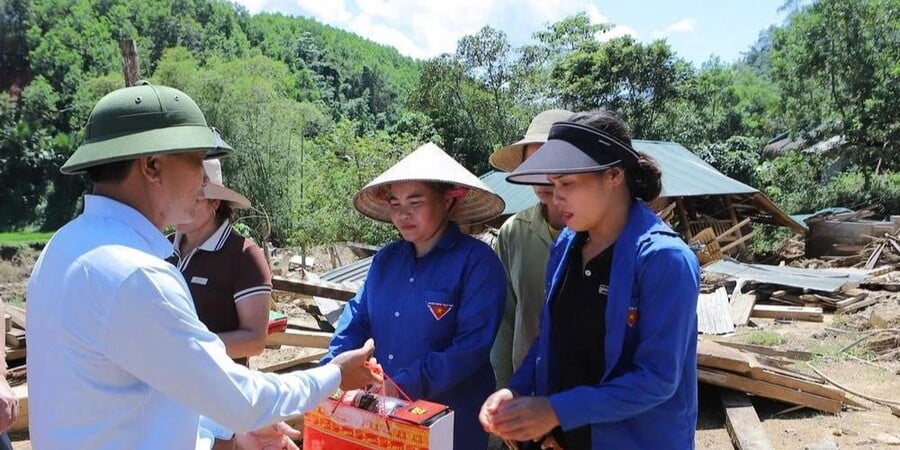 Bí thư Tỉnh ủy Thanh Hóa Nguyễn Doãn Anh tặng quà cho các gia đình bị thiệt hại