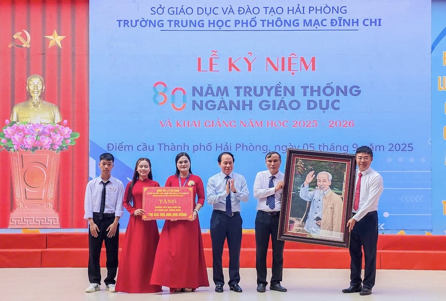 Ông Lê Tiến Châu, Ủy viên Trung ương Đảng, Bí thư Thành ủy, Trưởng đoàn Đoàn Đại biểu Quốc hội TP.Hải Phòng dự Lễ Kỷ niệm 80 năm truyền thống ngành Giáo dục (1945 – 2025) và Khai giảng năm học 2025 – 2026 cùng thầy và trò Trường THPT Mạc Đĩnh Chi (Ảnh CTT-TP.Hải Phòng)
